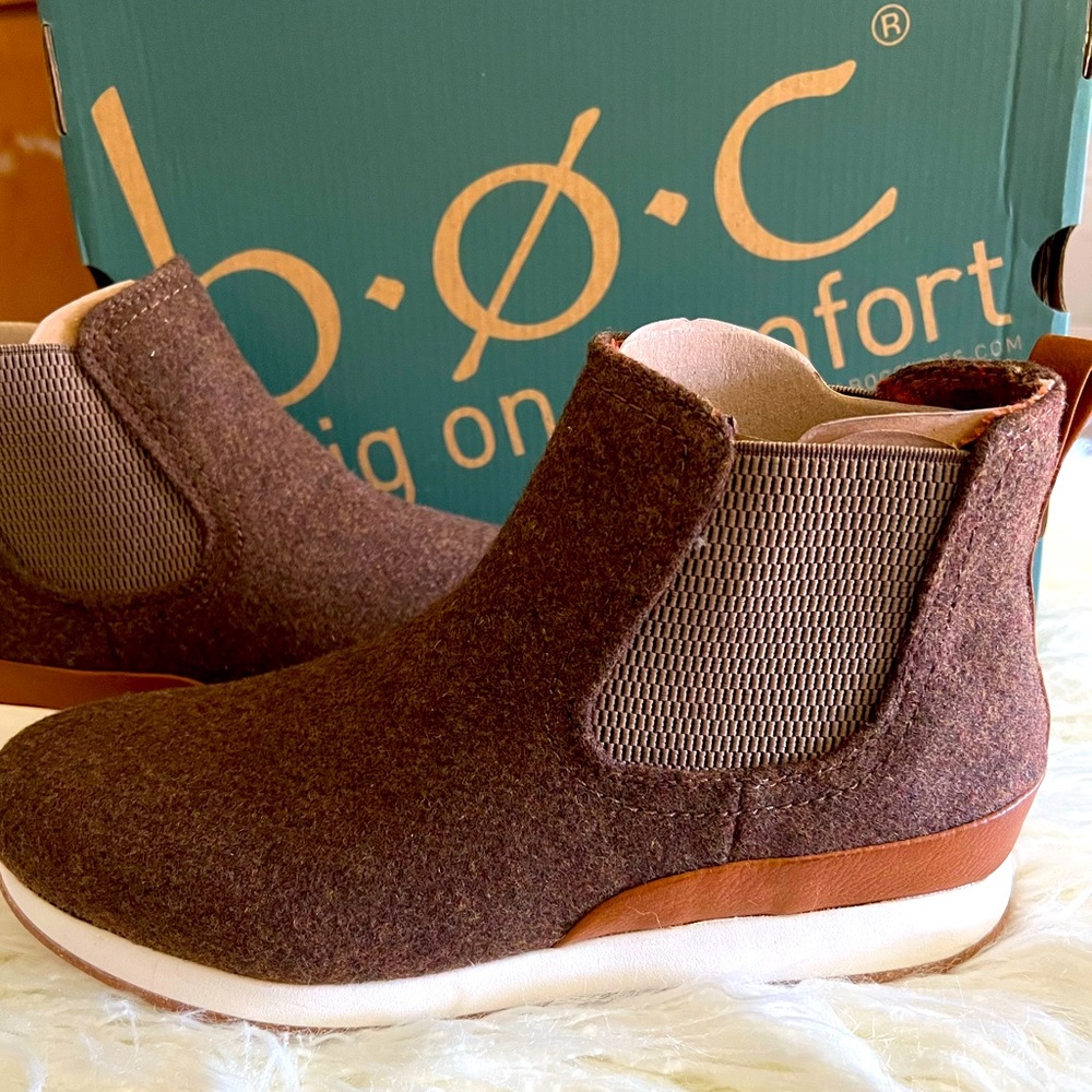 NWT B.O.C. Kara Sneakers